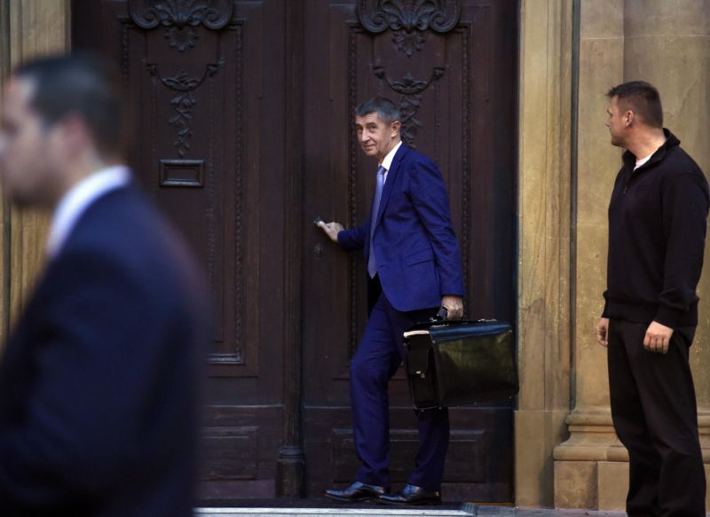 Vicepremiér Andrej Babiš (uprostřed) po příjezdu na schůzi Bezpečnostní rady státu, která se konala 6. října v Praze (ilustrační foto).