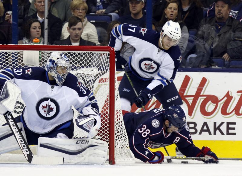 Pavelec při zásahu proti Winnipegu při první třetině hry.