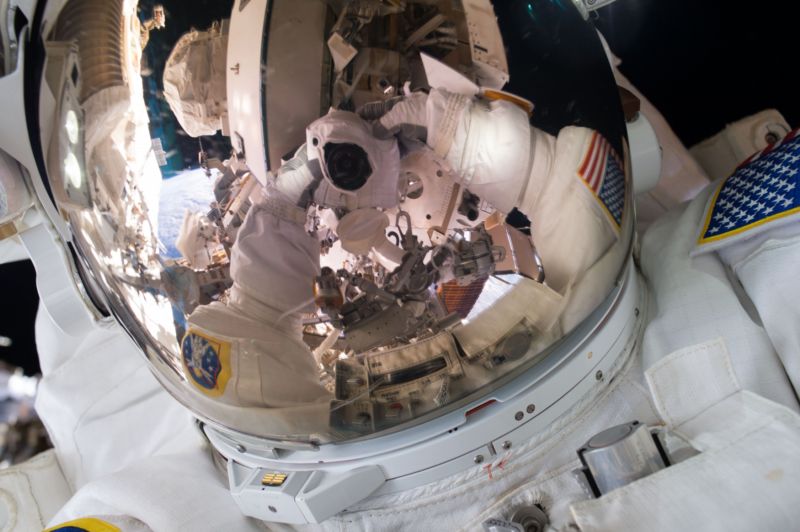 NASA vyzývá především americké piloty, vědce, lékaře a inženýry. NASA vyzývá především americké piloty, vědce, lékaře a inženýry.