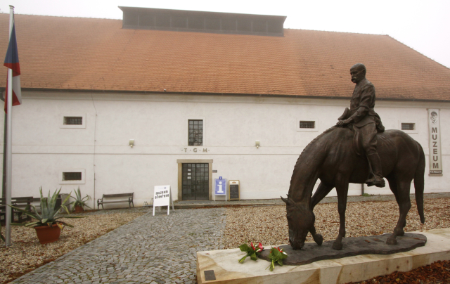 Muzeum v Lánech - před muzeem je jezdecká socha T. G. Masaryka.