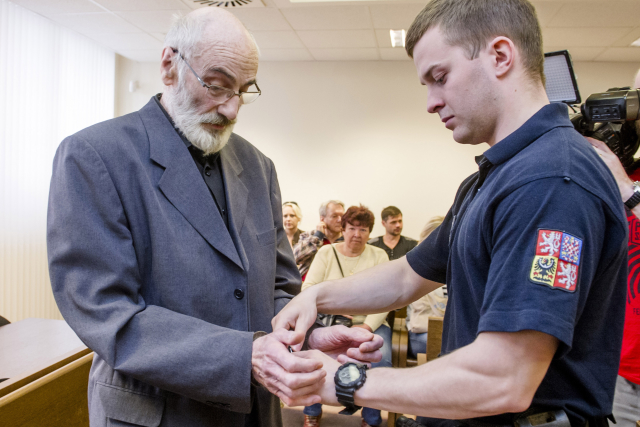 Alexander Dostál (na snímku vlevo) byl obžalován za to, že od více než osmi stovek lidí vylákal pod slibem vysokého zúročení 421 milionů korun.