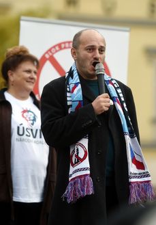 Protestní shromáždění proti nelegální imigraci 28. října 2015 na Masarykově náměstí v Ostravě. Vpředu aktivista Martin Konvička.