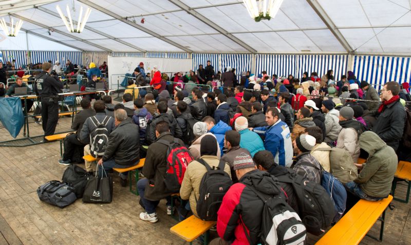 Uprchlíci čekající na registraci v servisním stanu, Německo.