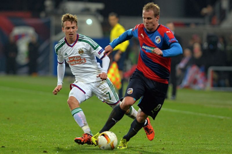 Phillip Schobesberger v souboji s Davidem Limberským. 