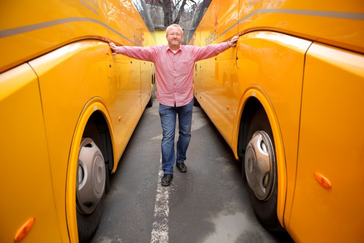 Radim Jančura se svými autobusy. Radim Jančura se svými autobusy.