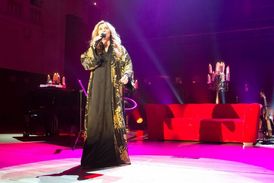 Belgická zpěvačka Lara Fabian (vlastním jménem Lara Crokaert) zpívá především francouzsky, italsky, španělsky a anglicky.
