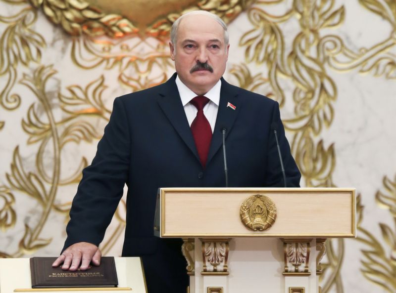 Běloruský prezident Alexandr Lukašenko skládá přísahu během inauguračního ceremoniálu v Paláci nezávislosti v Minsku, Bělorusko.