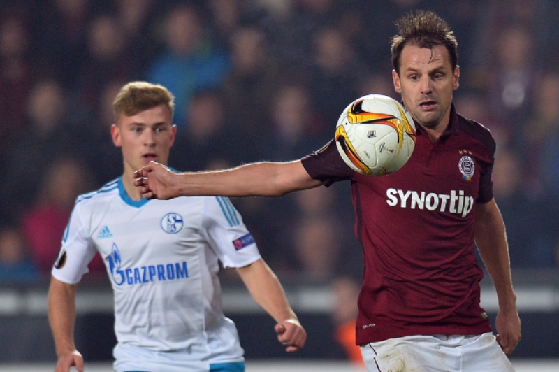 Marek Matějovský v zápase se Schalke. 