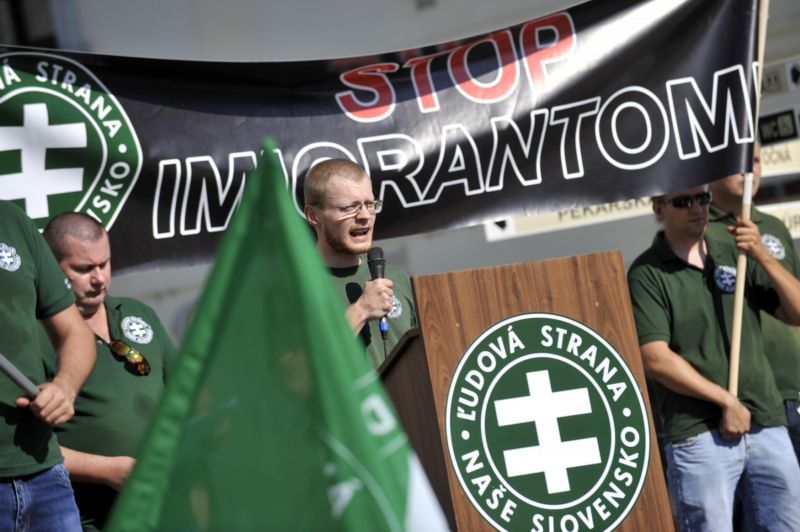 Strana pořádala demonstraci proti uprchlíkům. Strana pořádala demonstraci proti uprchlíkům.
