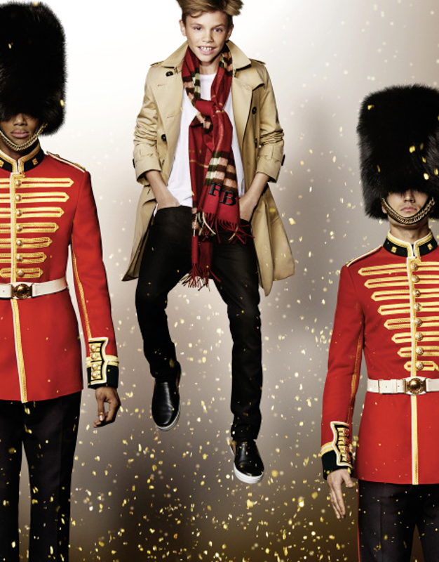 Romeo Beckham pro Burberry.