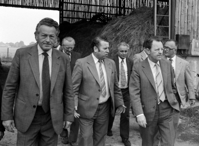 Miroslav Toman (uprostřed) bok po boku s Milošem Jakešem (vpravo) na návštěvě v JZD Pochodeň ve Lhotě pod Libčany.