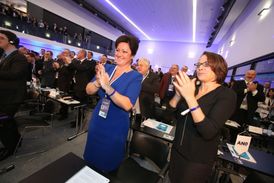 Radmila Kleslová s pražskou primátorkou Adrianou Krnáčovou (vpravo) na 3. sněmu hnutí ANO v únoru 2015.