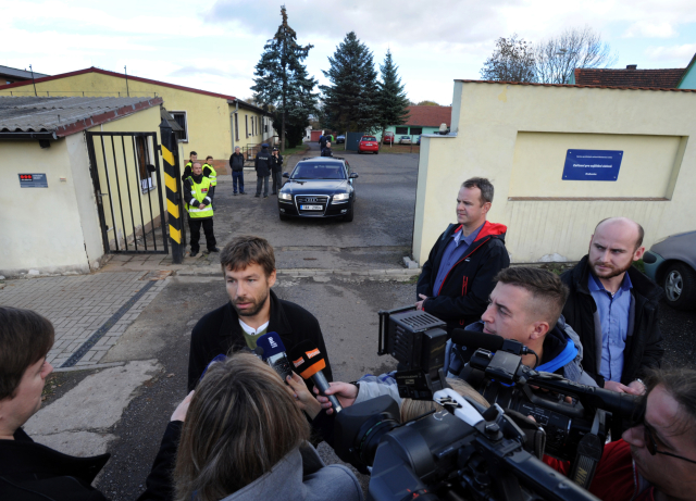Ministr spravedlnosti Robert Pelikán mluví s novináři před Zařízením pro zajištění cizinců v Drahonicích. Ministr spravedlnosti Robert Pelikán mluví s novináři před Zařízením pro zajištění cizinců v Drahonicích.
