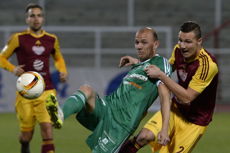 Utkání 13. kola první fotbalové ligy: Dukla Praha - 1. FK Příbram, 7. listopadu v Praze. Michal Jeřábek (vpravo) z Dukly a Roman Bednář z Příbrami.