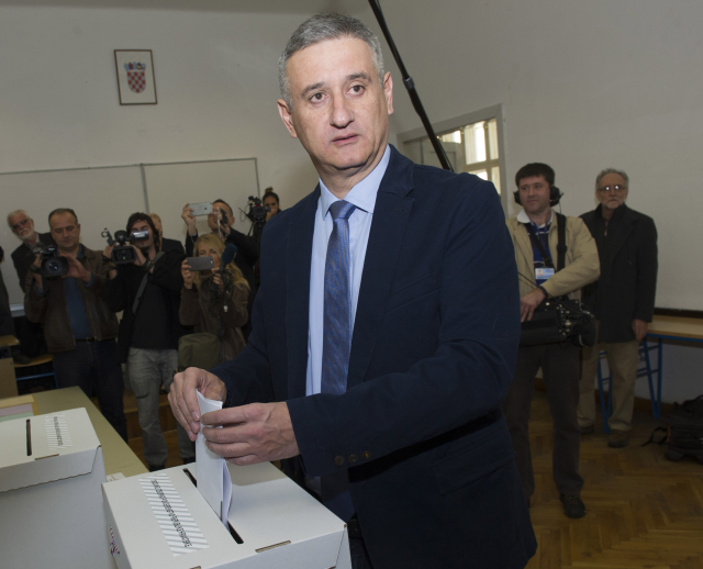 Lídr HDZ Tomislav Karamarko u volební urny.