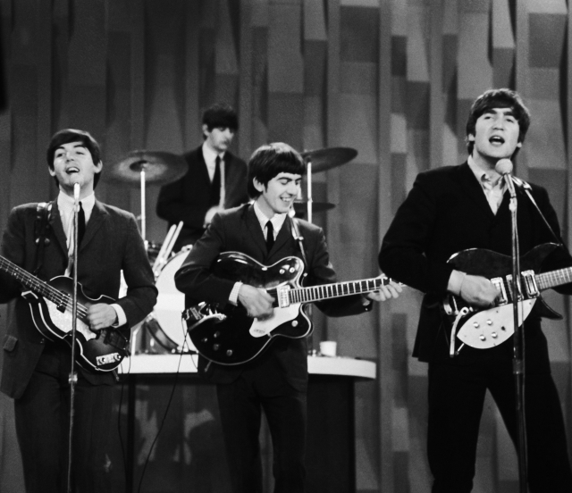 Skupina The Beatles. John Lennon (vpravo) s kytarou J-160E Gibson. Skupina The Beatles. John Lennon (vpravo) s kytarou J-160E Gibson.