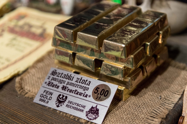 Polská zlatá horečka. Suvenýry, které se prodávají v okolí místa "nálezu". Polská zlatá horečka. Suvenýry, které se prodávají v okolí místa "nálezu".