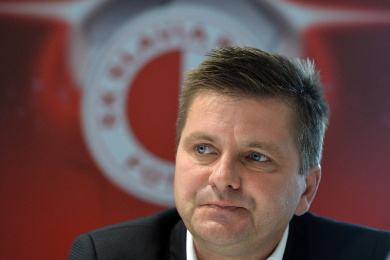 Kouč Slavie Dušan Uhrin. Kouč Slavie Dušan Uhrin.
