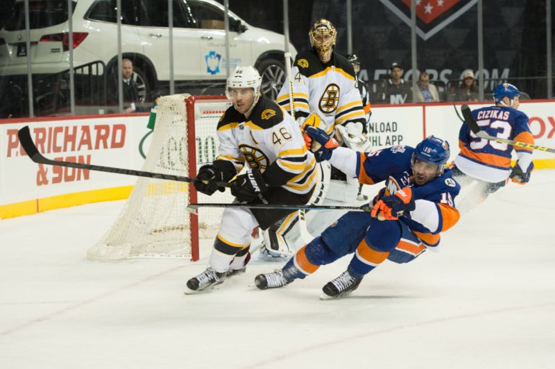 David Krejčí v zápase s New York Islanders.