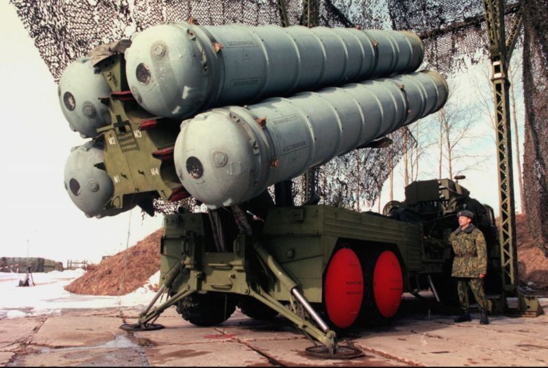 Ruský voják a raketa země-vzduch S-300.