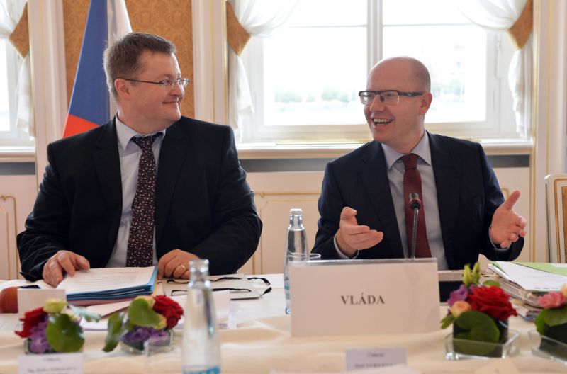 Náměstek ministra financí Jan Gregor (vlevo) a premiér Bohuslav Sobotka.