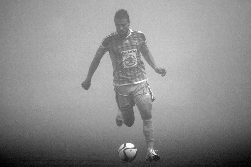 Milan Baroš v mlze. 