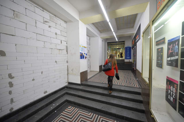 Veřejný průchod spojující ulici Politických vězňů s Opletalovou ulicí a Václavským náměstí zůstane po skončení prací zachován. Na snímku z 9. listopadu je průchod již zazděn. Otevřen by měl být nejpozději v listopadu příštího roku. Veřejný průchod spojující ulici Politických vězňů s Opletalovou ulicí a Václavským náměstí zůstane po skončení prací zachován. Na snímku z 9. listopadu je průchod již zazděn. Otevřen by měl být nejpozději v listopadu příštího roku.