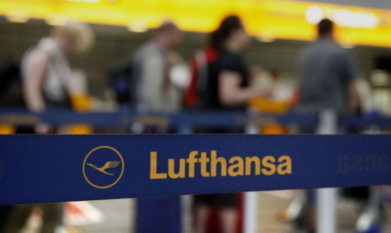 Fronta cestujících Lufthansy ve Frankfurtu. Fronta cestujících Lufthansy ve Frankfurtu.