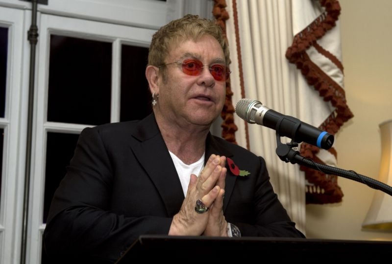 Zpěvák Sir Elton John.