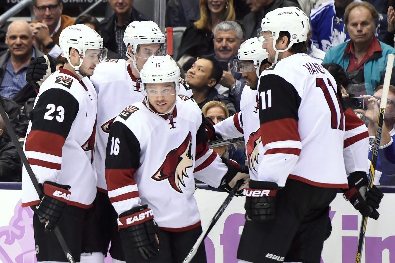 Hokejista Martin Hanzal (vpravo) přispěl v jediném utkání pondělního programu NHL přihrávkou k výhře Arizony 4:3 v prodloužení na ledě Anaheimu. 