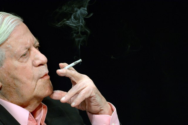 Bývalý kancléř Helmut Schmidt. Bez cigarety ani ránu.