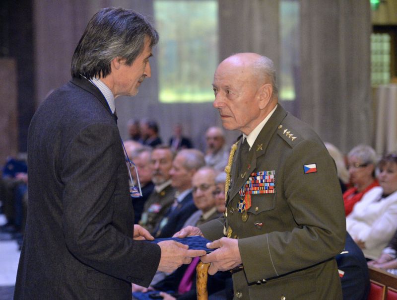 Ministr obrany Martin Stropnický při oceňování válečných veteránů v květnu 2014. Vpravo Rostislav Stehlík, účastník národního boje za osvobození, příslušník 1. čs. armády.