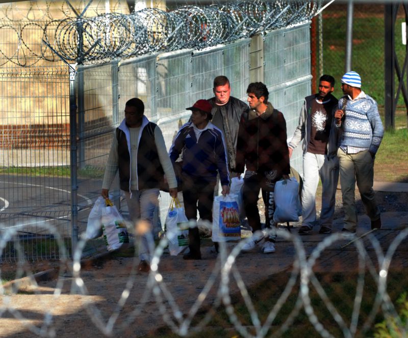 Uprchlíci při vstupu do detenčního zařízení v Drahonicích.