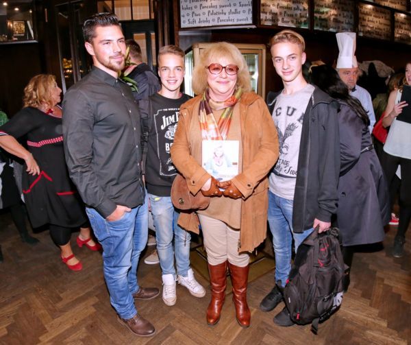 Iva Hüttnerová přivedla na křest svoje vnuky.