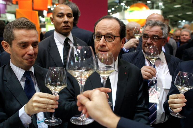 Víno ke slavnostnímu obědu podle Francouzů patří. Prezident François Hollande (uprostřed).
