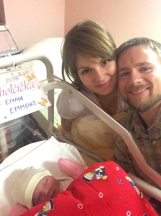 Kateřina a Matt Emmonsovi s dcerou Emmou.