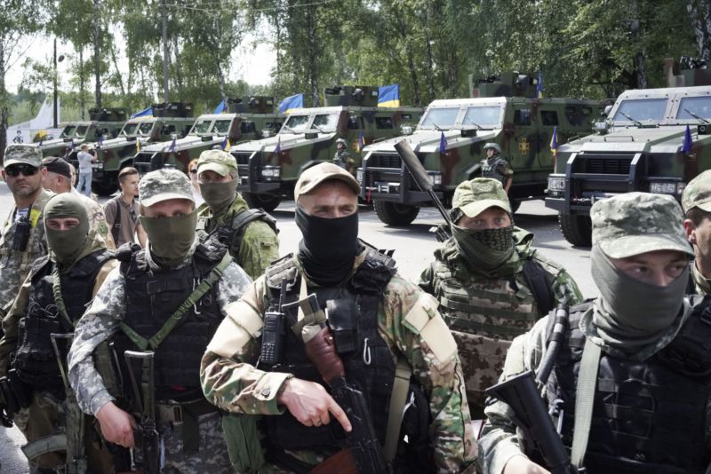 Ukrajinští vojáci účastnící se bojových operací na východě země proti proruským separatistům. Ukrajinští vojáci účastnící se bojových operací na východě země proti proruským separatistům.