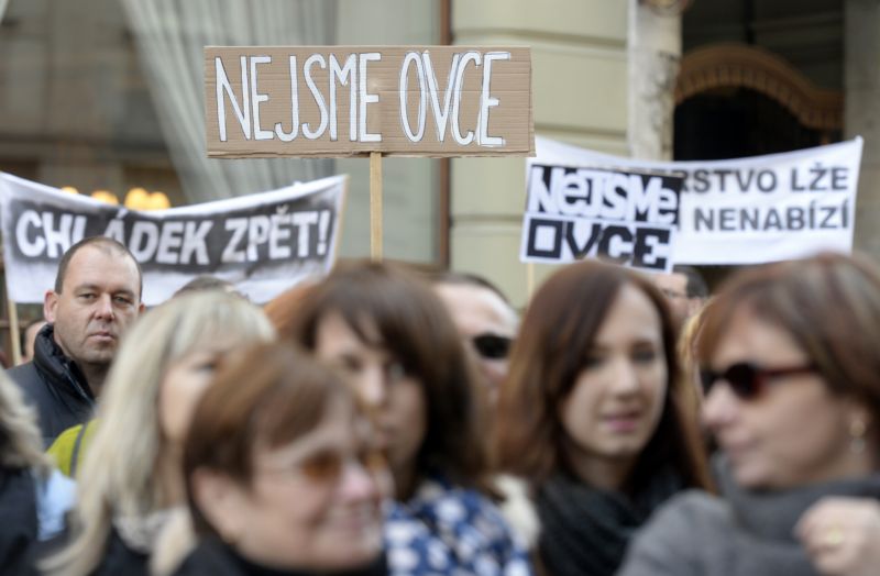 Bývalí studenti speciální pedagogiky Univerzity Jana Amose Komenského a jejich příznivci demonstrovali v říjnu v Praze před budovou ministerstva školství.