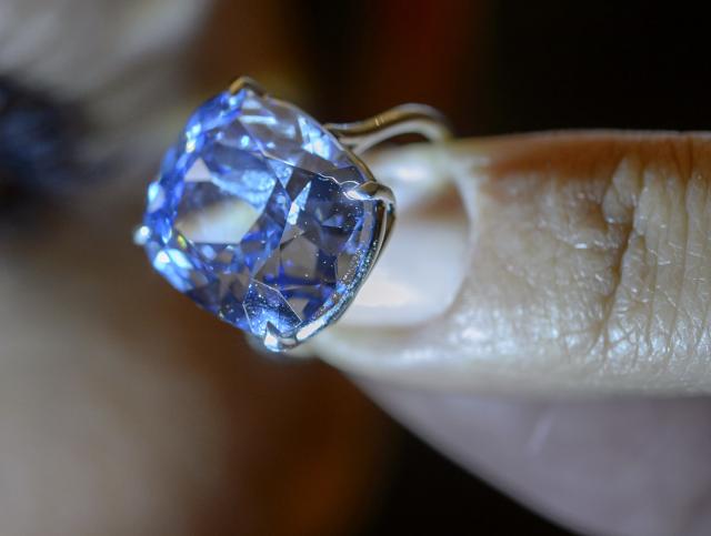 Modrý diamant Blue Moon.