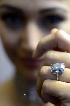 Sytě modrý 12 karátový diamant Blue moon.