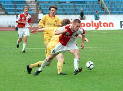 Pohár Českomoravského fotbalového svazu (ČMFS), finálové utkání mezi týmy Slavia Praha a Dukla Praha. Zleva Edvard Lasota (Slavia), Václav Koloušek a Petr Vonášek (oba Dukla) a Karel Vácha (Slavia).