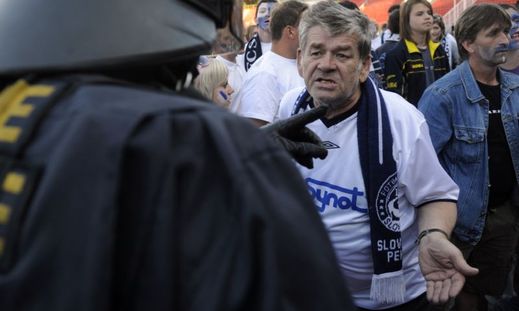Na hřišti směli dříve slavit jen fanoušci vítězů.