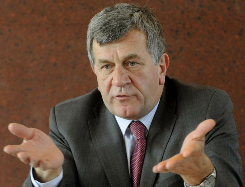 Předseda představenstva a generální ředitel Českomoravské záruční a rozvojové banky (ČMZRB) Ladislav Macka ve své funkci skončil.