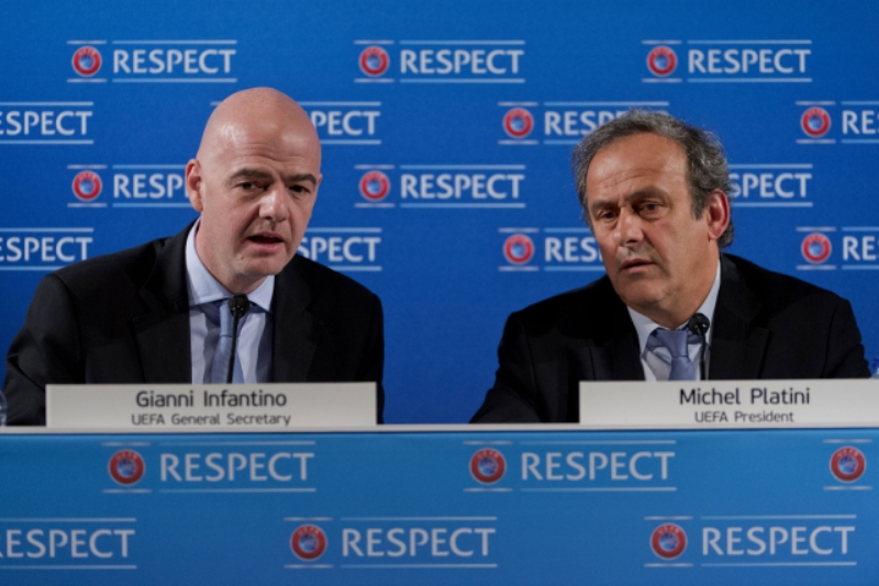 Gianni Infantino (vlevo) a Michel Platini, kandidáti na šéfa FIFA.