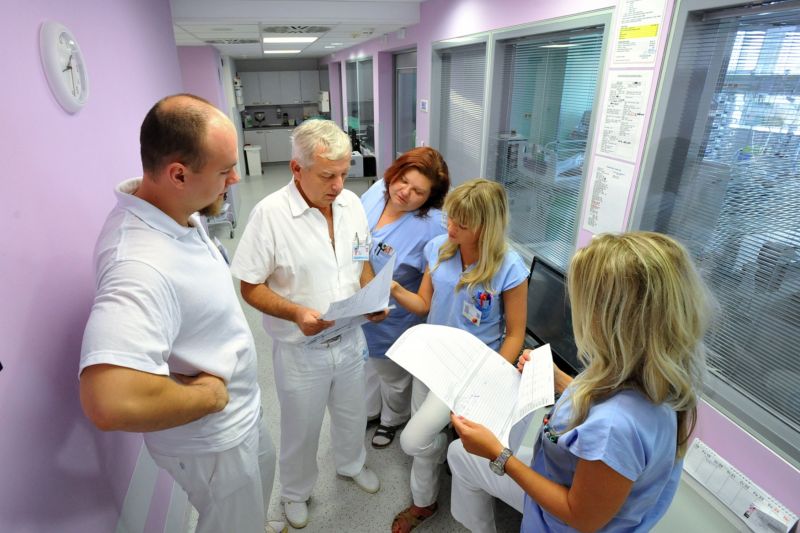 Odbory trápí předevších odchody kvalifikovaného zdravotnického personálu. Odbory trápí předevších odchody kvalifikovaného zdravotnického personálu.