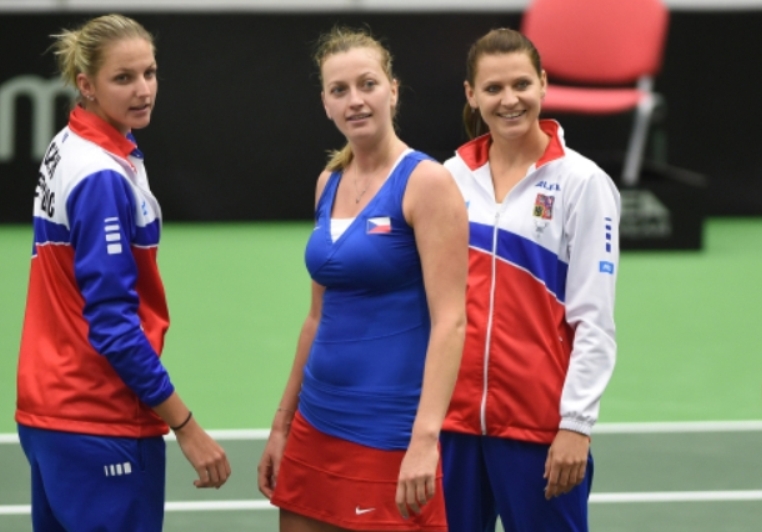 Petra Kvitová (uprostřed) s Lucií Šafářovou (vpravo) a Karolínou Plíškovou.