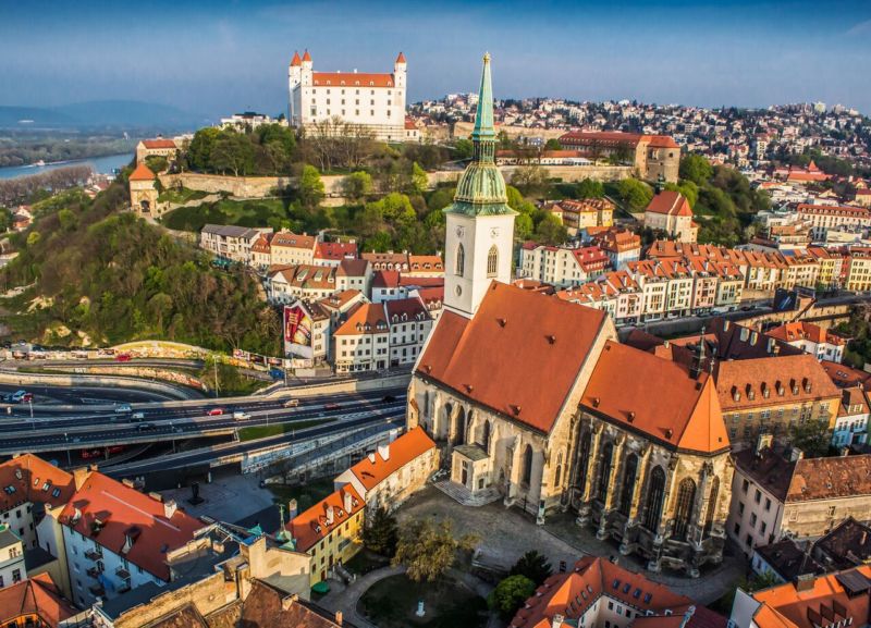 Panorama Bratislavského hradu je dominantou slovenského hlavního města.
