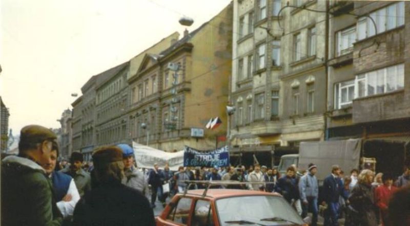 Snímek z Národní třídy roku 1989. Účastnil se prezident Zeman studentského protestu?