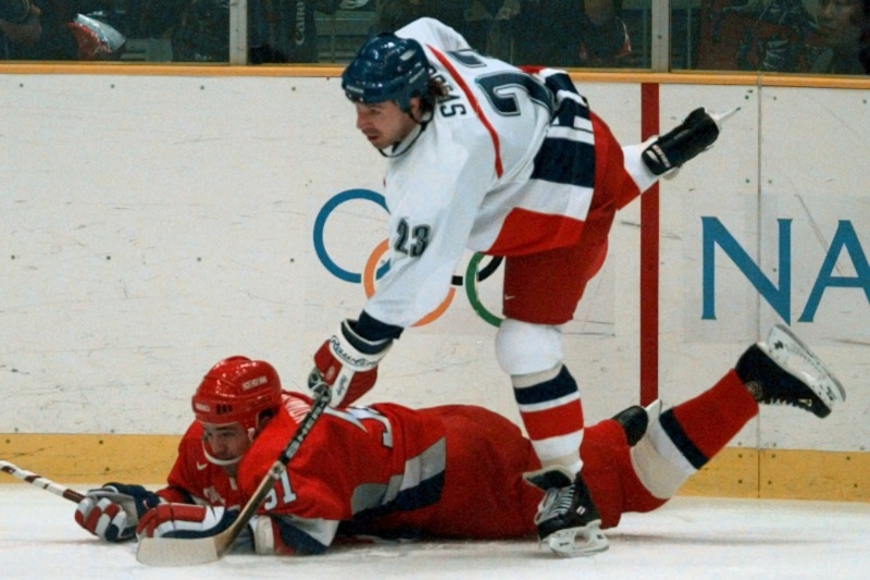 1998: Přepisování dějin
Měl to být turnaj, na kterém kanadská legenda Wayne Gretzky definitivně potvrdí svoji nesmrtelnost. Ideálně po finále proti USA. Plány zámořských televizí a bossů NHL, která poprvé v historii přerušila program a uvolnila hráče na olympiádu, ale zničili takřka neznámí hokejisté z Čech. Skvadra kolem veterána Vladimíra Růžičky sice měla zvučná jména typu Jaromíra Jágra, ale vedle nich hrálo také množství dosud neobjevených kluků z domácí extraligy. A šli postupně. Rusku nejprve podlehli ve skupině. Čtvrtfinále po nepovedené první třetině otočili a vyřadili USA. Pak si v nervydrásající semifinálové bitvě poradili s Kanadou. A ve finále šli znovu na Rusy. Rozhodl jediný gól. "To si pamatuju, dal ho Svoboda," hlásila v pondělí tenistka Barbora Strýcová. Petr Svoboda tehdy ve třetí třetině vystřelil Česku historicky první hokejové zlato z OH a komentátor Robert Záruba se navěky proslavil hláškou "přepište dějiny!". 1998: Přepisování dějin
Měl to být turnaj, na kterém kanadská legenda Wayne Gretzky definitivně potvrdí svoji nesmrtelnost. Ideálně po finále proti USA. Plány zámořských televizí a bossů NHL, která poprvé v historii přerušila program a uvolnila hráče na olympiádu, ale zničili takřka neznámí hokejisté z Čech. Skvadra kolem veterána Vladimíra Růžičky sice měla zvučná jména typu Jaromíra Jágra, ale vedle nich hrálo také množství dosud neobjevených kluků z domácí extraligy. A šli postupně. Rusku nejprve podlehli ve skupině. Čtvrtfinále po nepovedené první třetině otočili a vyřadili USA. Pak si v nervydrásající semifinálové bitvě poradili s Kanadou. A ve finále šli znovu na Rusy. Rozhodl jediný gól. "To si pamatuju, dal ho Svoboda," hlásila v pondělí tenistka Barbora Strýcová. Petr Svoboda tehdy ve třetí třetině vystřelil Česku historicky první hokejové zlato z OH a komentátor Robert Záruba se navěky proslavil hláškou "přepište dějiny!".