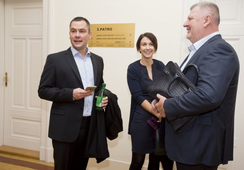 Ivo Rittig (vpravo) a jeho právníci, obžalovaní David Michal a Karolína Babáková. Ivo Rittig (vpravo) a jeho právníci, obžalovaní David Michal a Karolína Babáková.